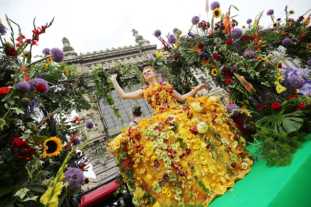 Heute am 13. Juni wurden die Touristen der Ostsee-Kreuzfahrt im Passagierhafen Marine Façade von St. Petersburg mit bunten und festlichen Blumensträußen empfangen