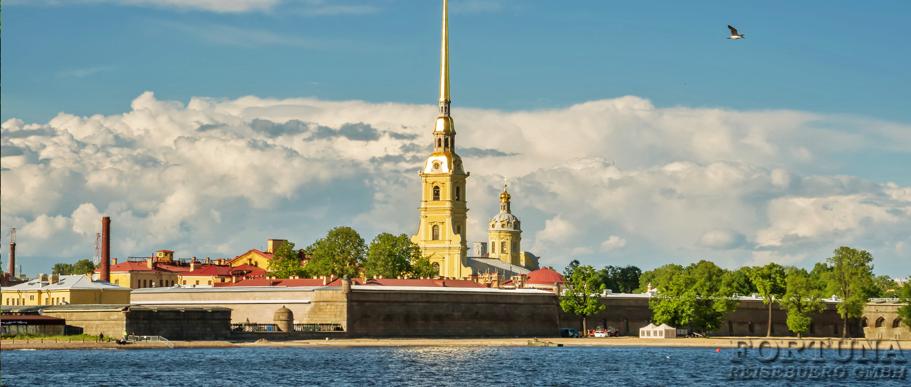 Петропавловская крепость и собор в Санкт-Петербурге