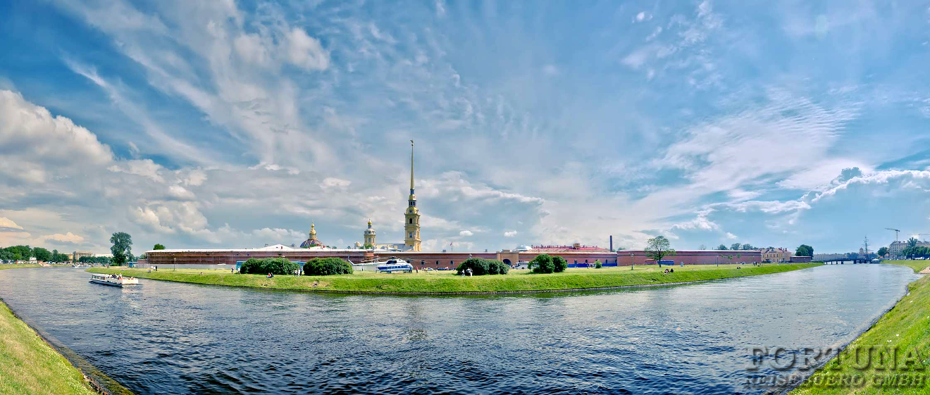 Петропавловская крепость и собор в Санкт-Петербурге